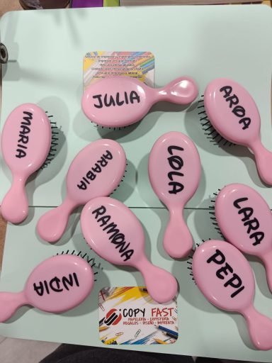Peines Personalizados Peinetas rosas con nombres: Julia, Lola, Aria, Lara, Pepi, Amanda, Inba, Ramira.